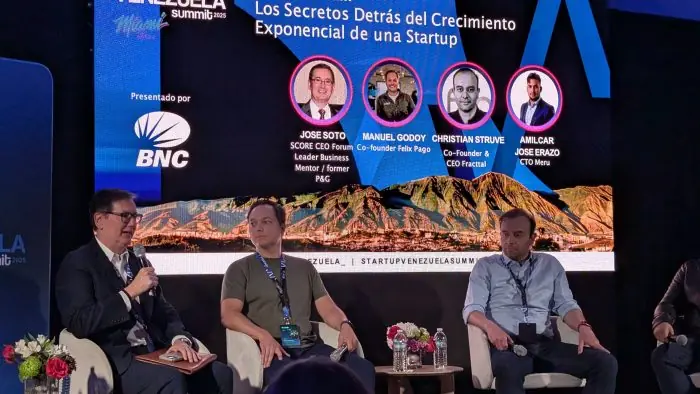 Panel at Startup Venezuela Summit 2025 on the secrets behind exponential startup growth, with speakers seated on stage